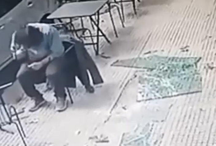 VIDEO | Se desprendió el vidrio de un balcón y le cayó en la cabeza a un hombre que comía en un bar