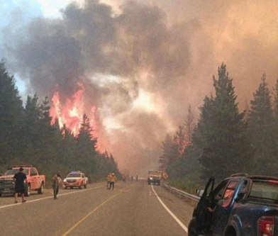 Fuego sin control en Chubut: cortan la ruta 40 por el avance de las llamas hacia la calzada