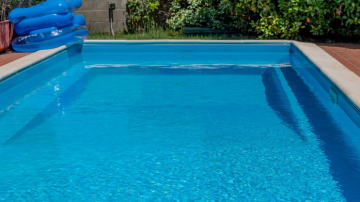Consternación: un joven de 18 años falleció tras ahogarse mientras nadaba en una pileta