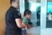 Dramático video: policías reanimaron a un niño que llegó inconsciente tras ingerir lavandina
