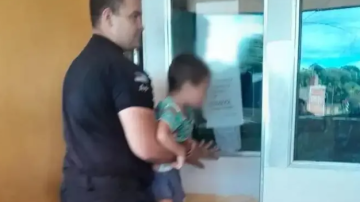 Dramático video: policías reanimaron a un niño que llegó inconsciente tras ingerir lavandina