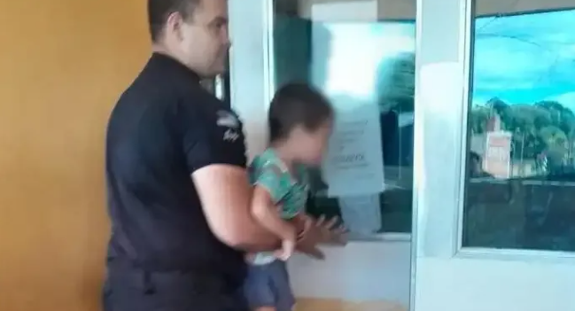Dramático video: policías reanimaron a un niño que llegó inconsciente tras ingerir lavandina