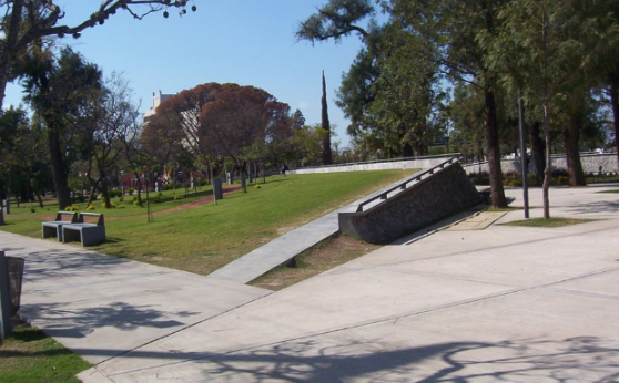 Robaron tres reflectores y 150 metros de cable desde la Plaza Sarmiento