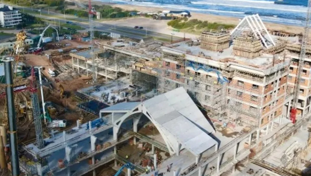 “Miren cómo nos tienen”: obreros peruanos denunciaron que son “enjaulados” en obra Cipriani de CRIBA