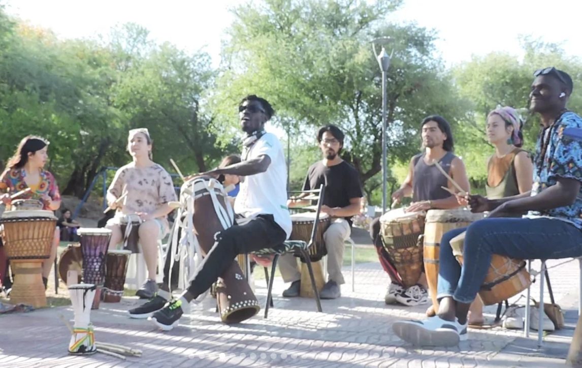 El ritmo de Guinea llega a Santiago: abren talleres de percusión y danza africana para el verano