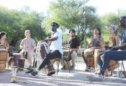El ritmo de Guinea llega a Santiago: abren talleres de percusión y danza africana para el verano