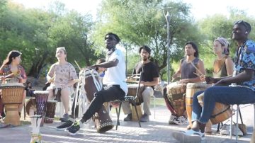 El ritmo de Guinea llega a Santiago: abren talleres de percusión y danza africana para el verano