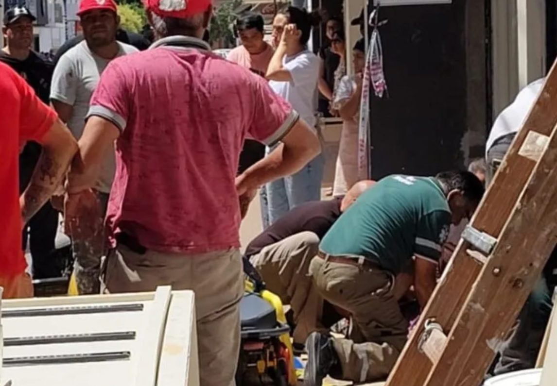 Accidente laboral en pleno centro: un joven obrero resultó herido tras la caída de una escalera
