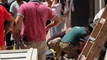 Accidente laboral en pleno centro: un joven obrero resultó herido tras la caída de una escalera