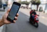 Emboscaron, apuntaron con un cuchillo y desvalijaron a una Uber moto haciéndose pasar por pasajeros