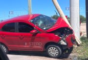 Conductor perdió el control de su auto y se estrelló contra un poste
