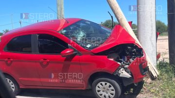 Conductor perdió el control de su auto y se estrelló contra un poste