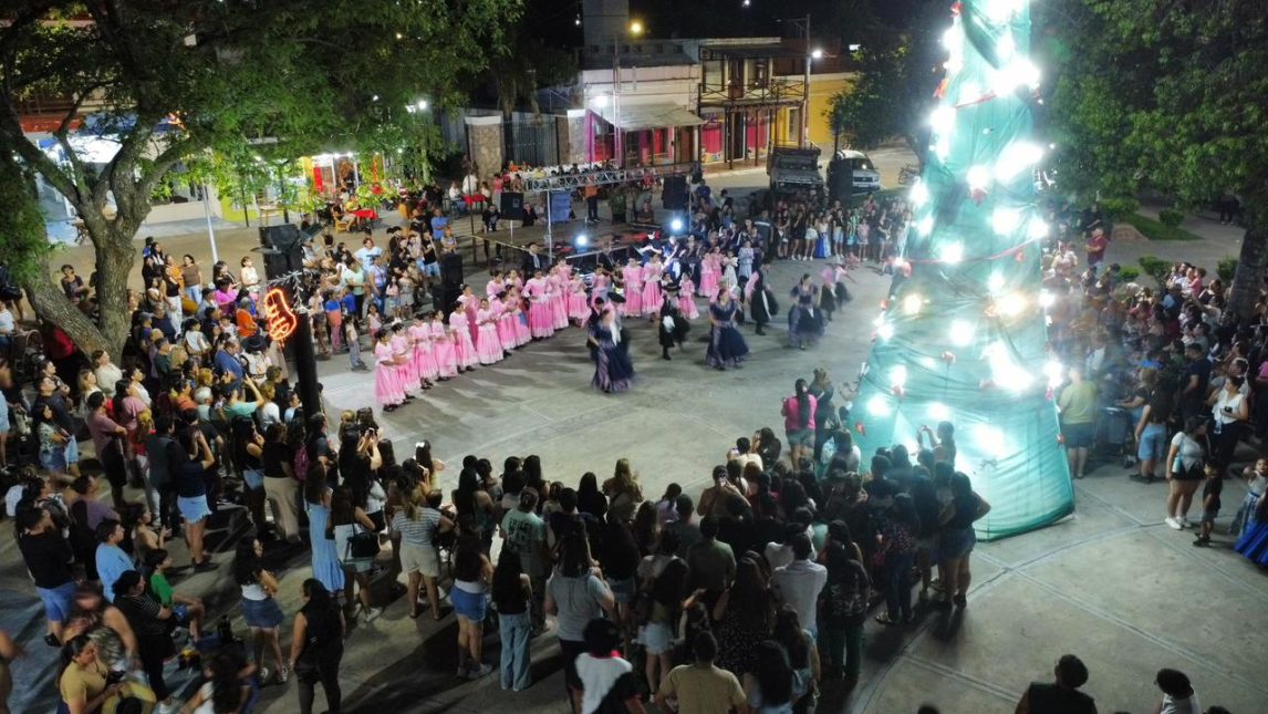 Villa Ojo de Agua despidió el 2025 con un gran festejo en la plaza