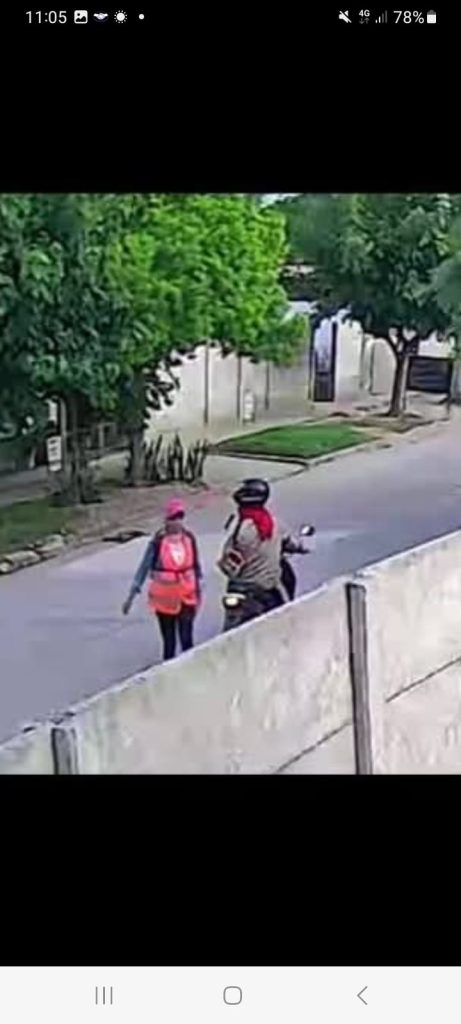 Se hicieron pasar por trabajadores y le robaron la moto en el barrio Siglo XXI