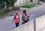 Se hicieron pasar por trabajadores y le robaron la moto en el barrio Siglo XXI