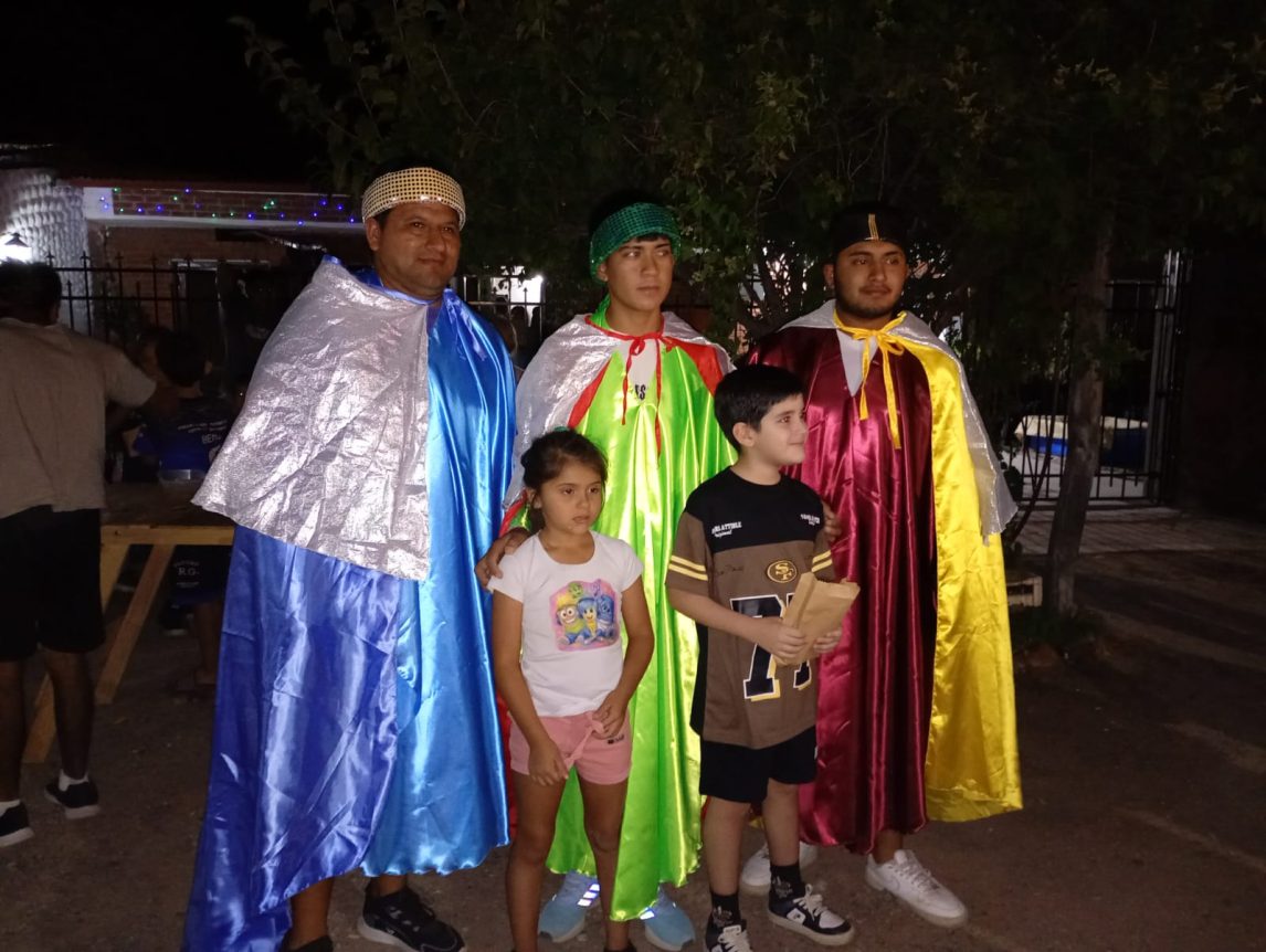 Los Reyes Magos callejeros volvieron a sembrar ilusión en Estación Simbolar