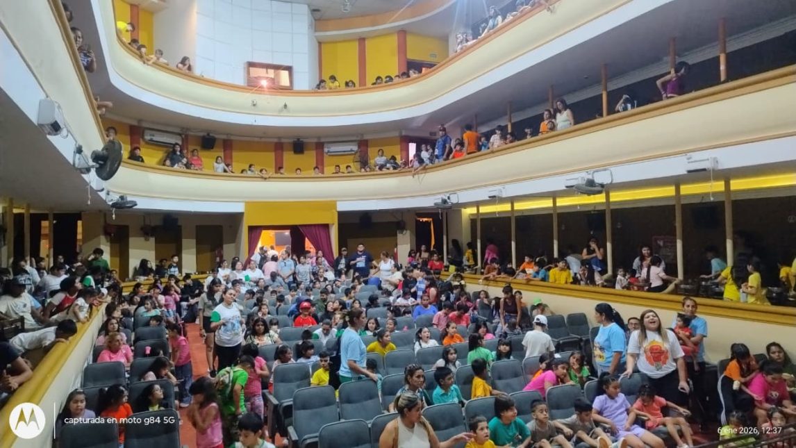 Cerca de 500 niños participaron de un encuentro comunitario en el Cine Renzi de La Banda
