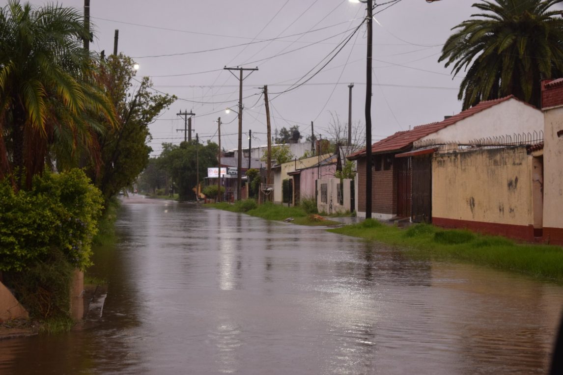 Lo que dejó el temporal: voladuras de techos, calles anegadas y cortes de energía en gran parte de la provincia