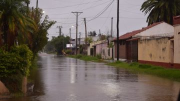 Lo que dejó el temporal: voladuras de techos, calles anegadas y cortes de energía en gran parte de la provincia
