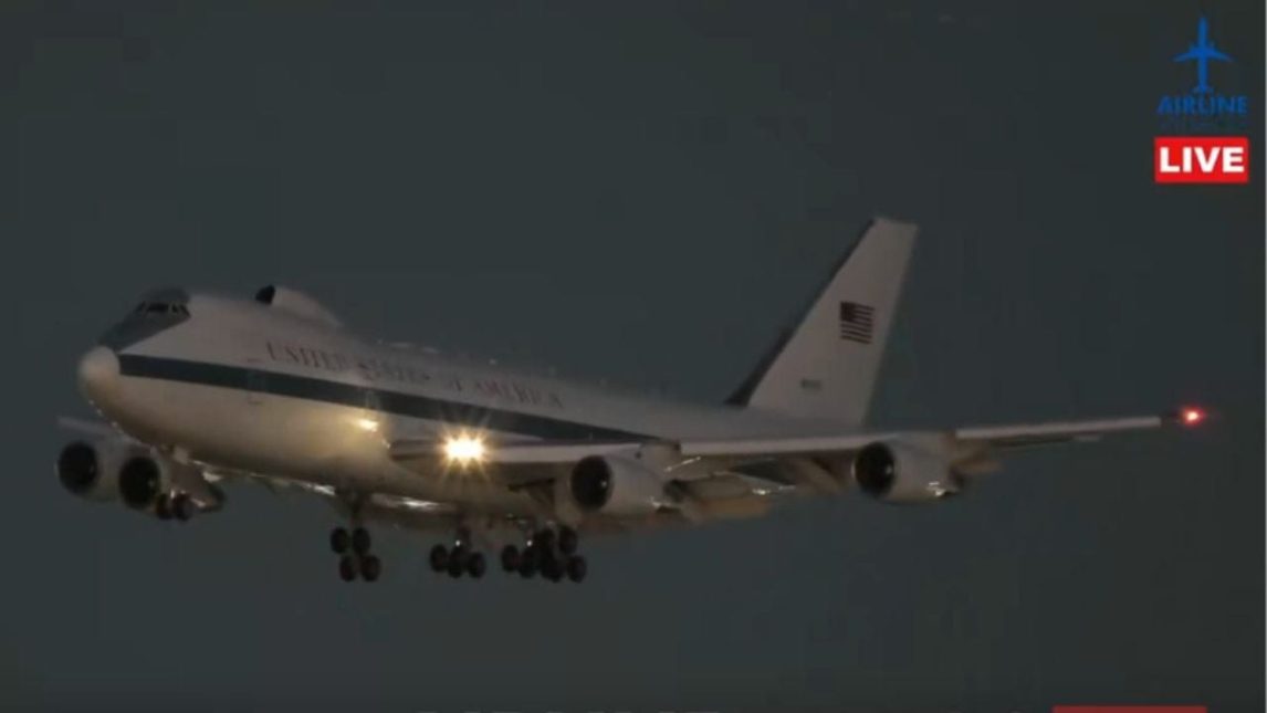 El “avión del juicio final” de EE. UU. aterrizó en Los Ángeles y generó un sinfín de teorías