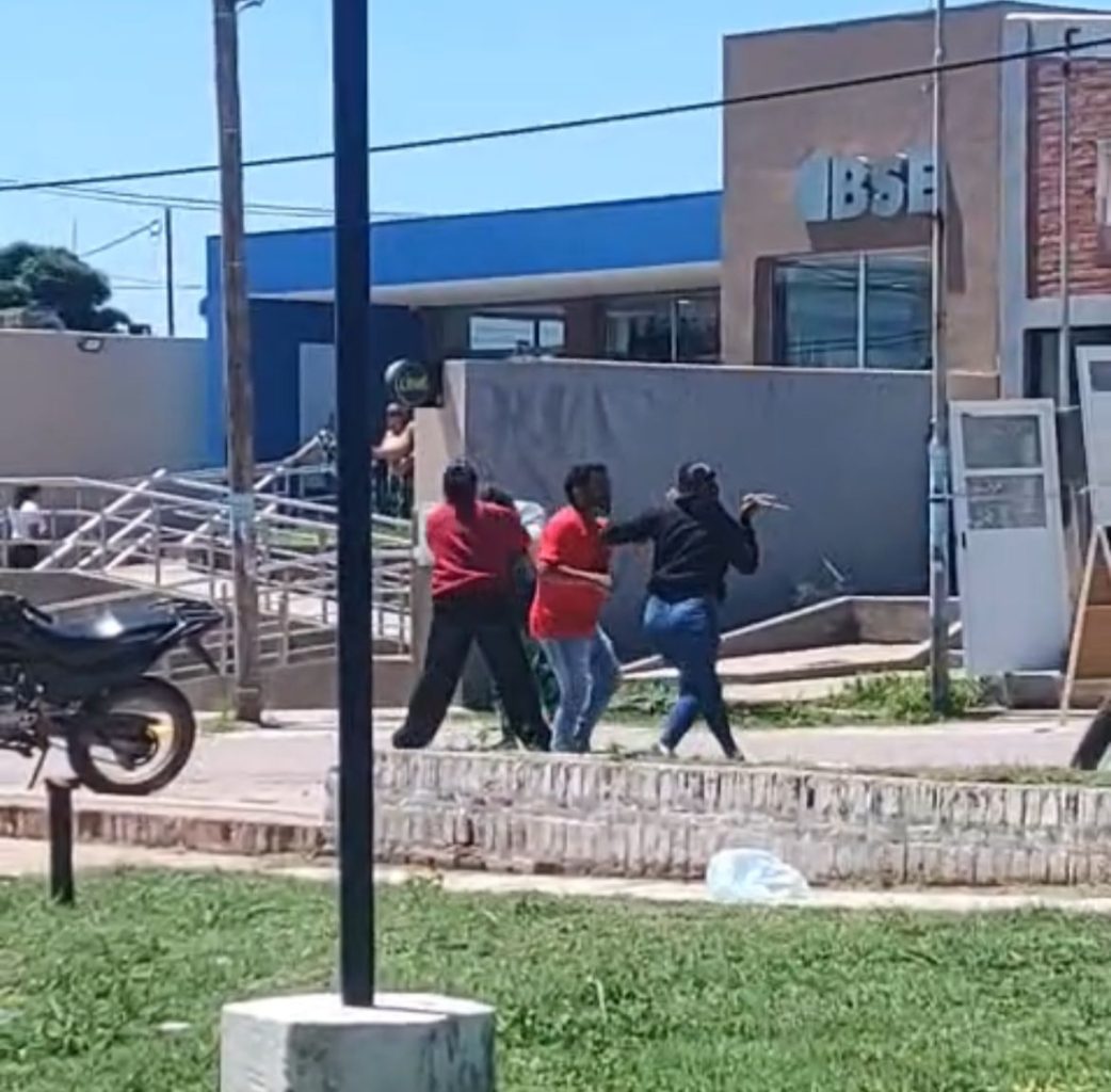 Locura en Ojo de Agua: se enfrentaron a rebencazos frente a la Terminal