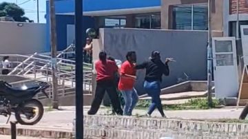 Locura en Ojo de Agua: se enfrentaron a rebencazos frente a la Terminal