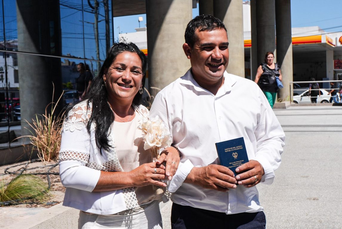 Los menos supersticiosos del registro civil: tras 20 años juntos, Reina y Luis se casaron este martes 13