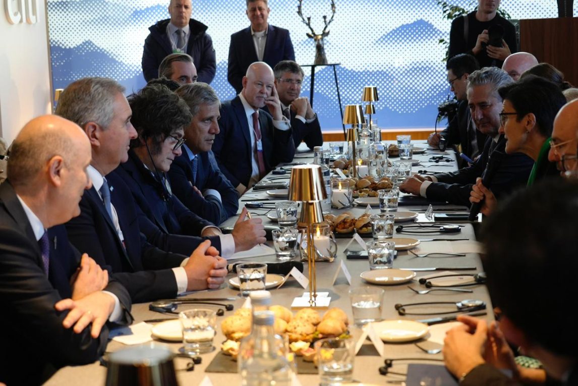 Davos: Milei se reunió con CEOs de bancos y firmas financieras globales y dará su discurso al mediodía