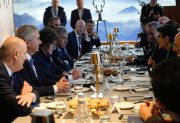 Davos: Milei se reunió con CEOs de bancos y firmas financieras globales y dará su discurso al mediodía
