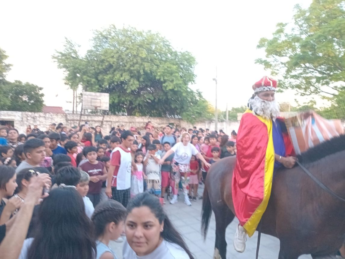 Los niños bandeños fueron agasajados con una gran fiesta de Reyes Magos en el club Besares