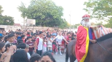 Los niños bandeños fueron agasajados con una gran fiesta de Reyes Magos en el club Besares