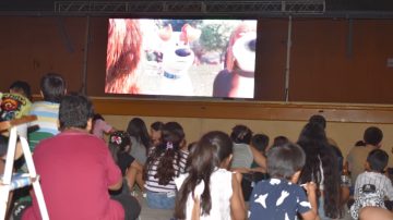Los chicos coparon paseo “Capital del Agro” para disfrutar del cine móvil