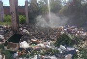 Vivir con miedo y humo: el calvario de una familia del barrio 8 de Abril por una obra clausurada y un baldío abandonado