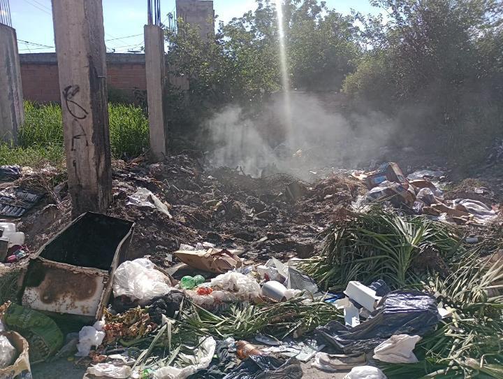 Vivir con miedo y humo: el calvario de una familia del barrio 8 de Abril por una obra clausurada y un baldío abandonado