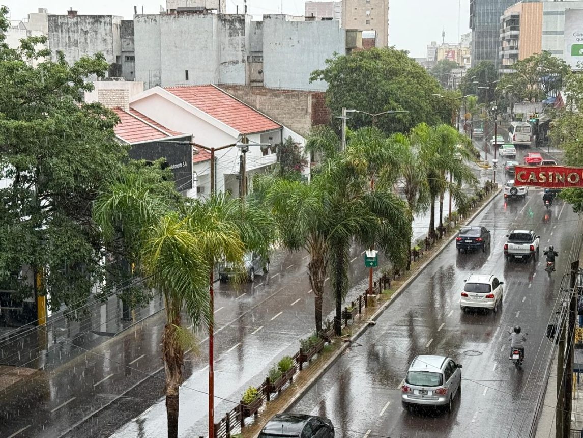 Llegó el alivio: una intensa lluvia se hizo sentir en la Madre de Ciudades