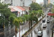 Llegó el alivio: una intensa lluvia se hizo sentir en la Madre de Ciudades