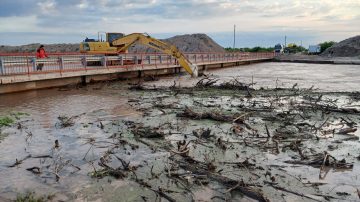 El Gobierno refuerza tareas preventivas ante la crecida del río Dulce en toda la provincia