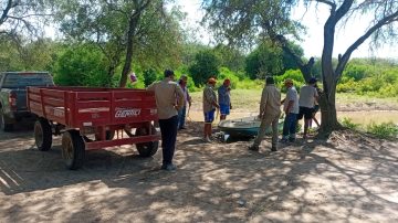 Asisten a familias aisladas por el desborde del río Dulce en el Departamento Avellaneda