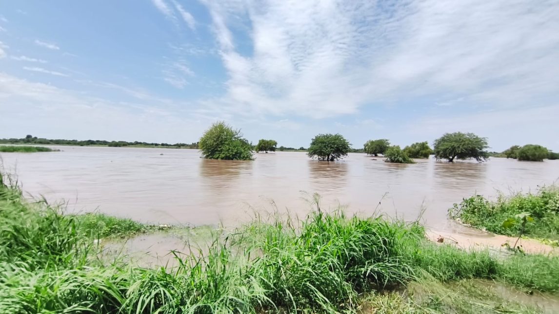 Crecida del Río Dulce: leve baja en la erogación, pero persiste el alerta naranja por tormentas en la cuenca alta