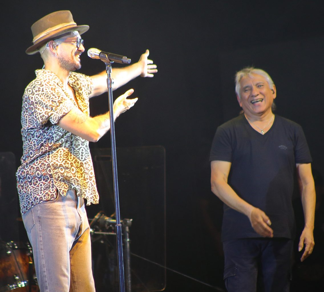 “Pocos tienen la dicha de cantar con sus superhéroes”, dijo Abel Pintos e invitó a Horacio Banegas