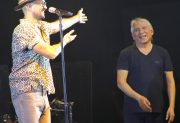 “Pocos tienen la dicha de cantar con sus superhéroes”, dijo Abel Pintos e invitó a Horacio Banegas