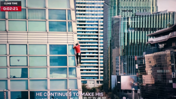 Alex Honnold hizo historia: escaló el Taipei 101 sin arnés ni cuerda