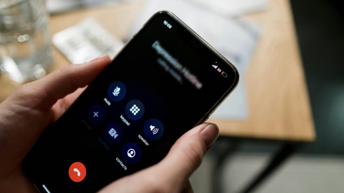 Tenía prohibido acercarse a ella y la llamó para amenazarla de muerte