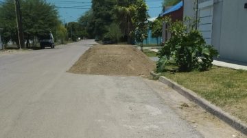 B° San Carlos: denuncian públicamente a un vecino que usa la calzada como si fuera propia