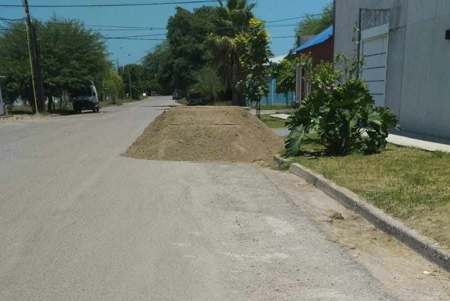 B° San Carlos: denuncian públicamente a un vecino que usa la calzada como si fuera propia