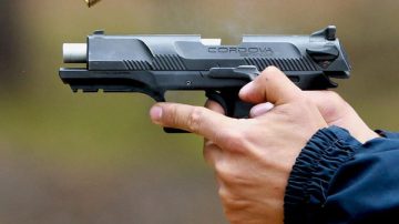 Atacó a tiros a una adolescente que ingresó a su propiedad a buscar a sus vacas