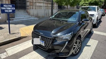 Respeto a marzo: estacionó sobre una rampa para discapacitados en pleno centro