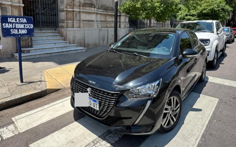 Respeto a marzo: estacionó sobre una rampa para discapacitados en pleno centro