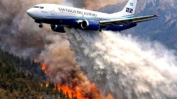 Santiago del Estero lidera la lucha contra incendios en la Patagonia: así funciona el Boeing 737, el avión hidrante más grande de Latinoamérica