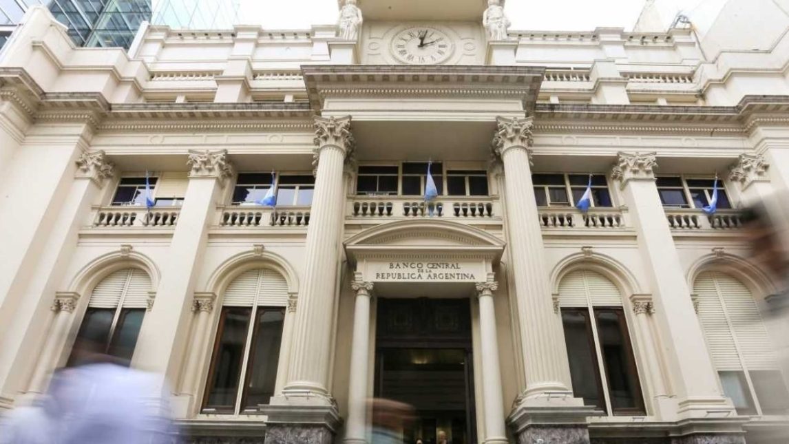 A la pesca de dólares: El BCRA tomó un nuevo préstamo con bancos internacionales antes del vencimiento de deuda